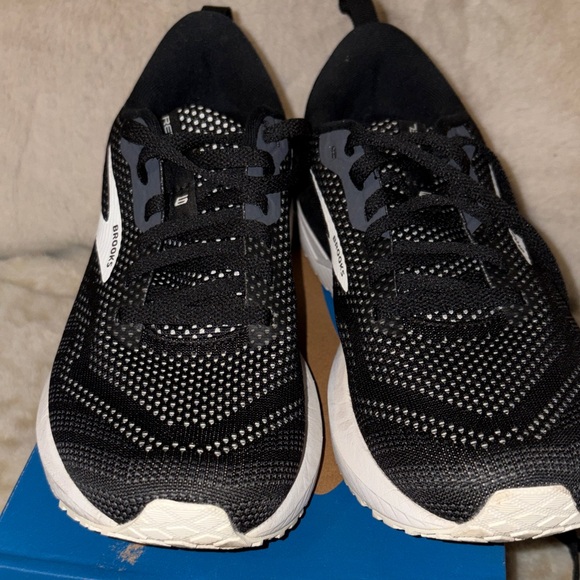 Brooks Revel 6 Black and White Running Shoes - Picture 8 of 11
